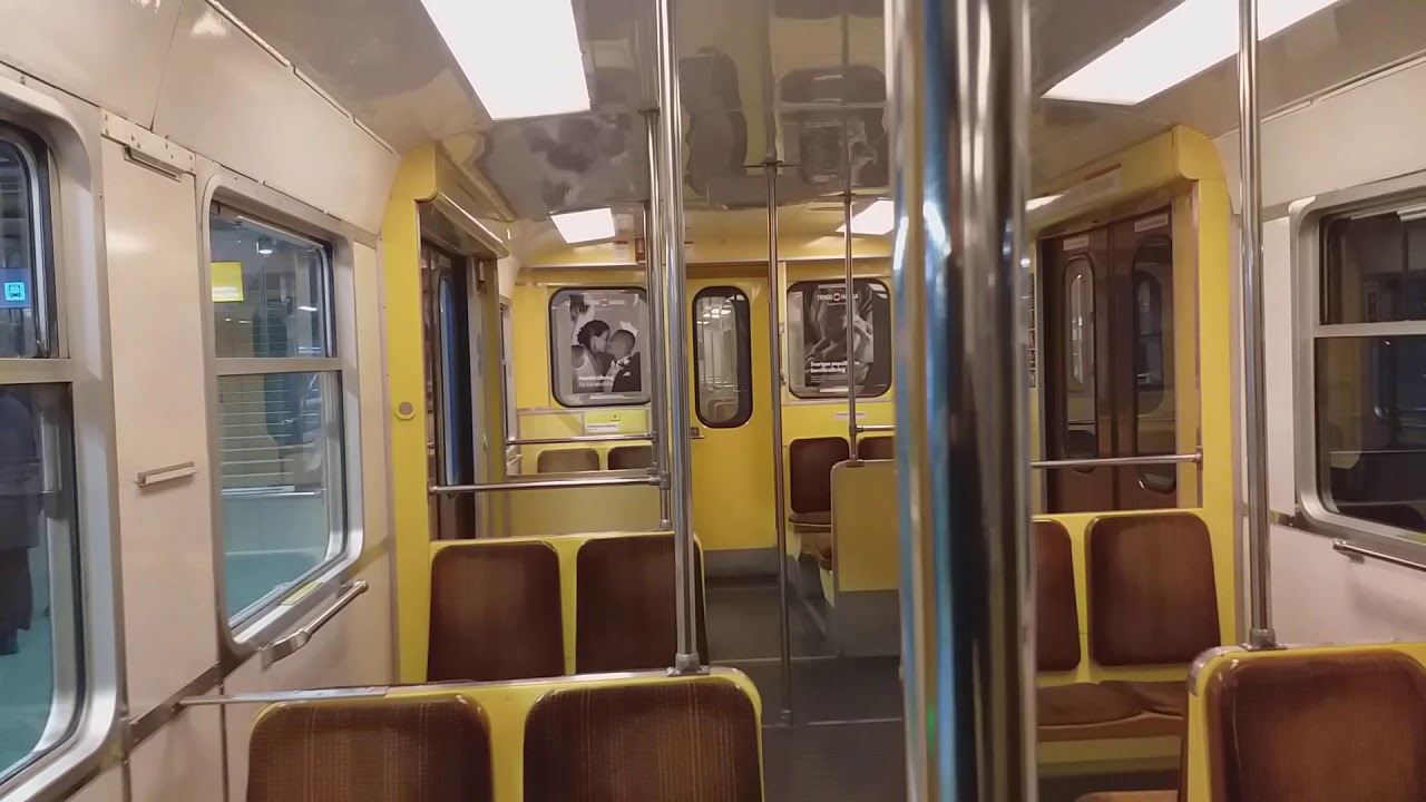 C6 Tåg Med Den Äldsta Vagnen Tonny Sjögren 2651 Anländer Och Lämnar Liljeholmen. 