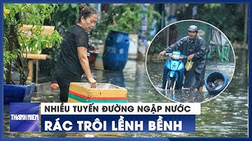 Nước tràn vào nhà, rác trôi lềnh bềnh trên đường vì TP.HCM mưa lớn