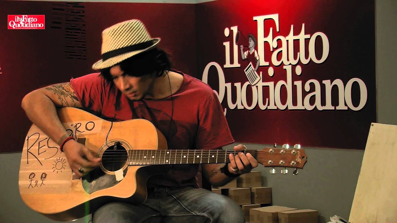 "Fermi con le mani", Fabrizio Moro canta al Fatto Quotidiano - YouTube