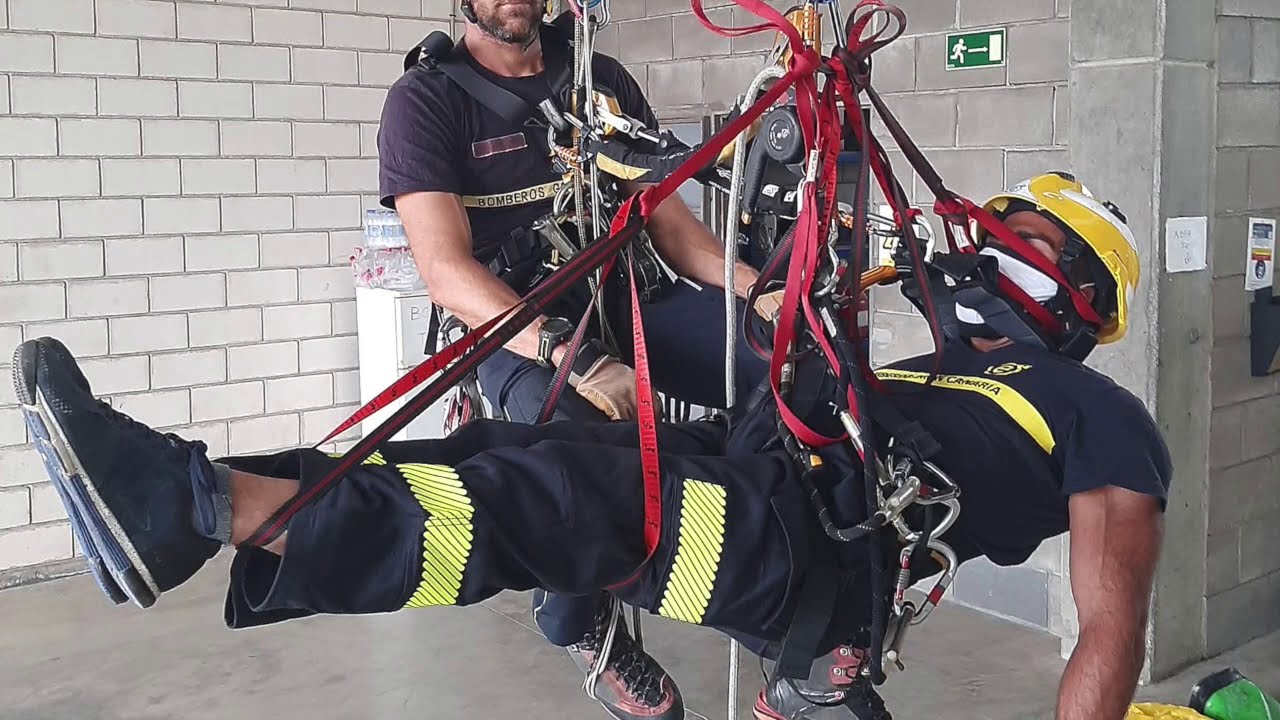 Alivio del síndrome de arnés con la víctima en suspensión