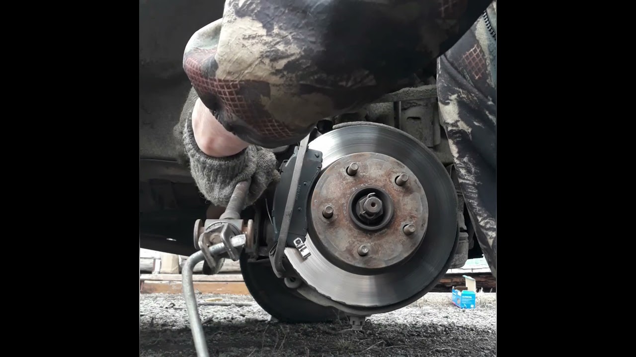 Замена передних колодок на таун айс или как задвинуть поршень супорта ...