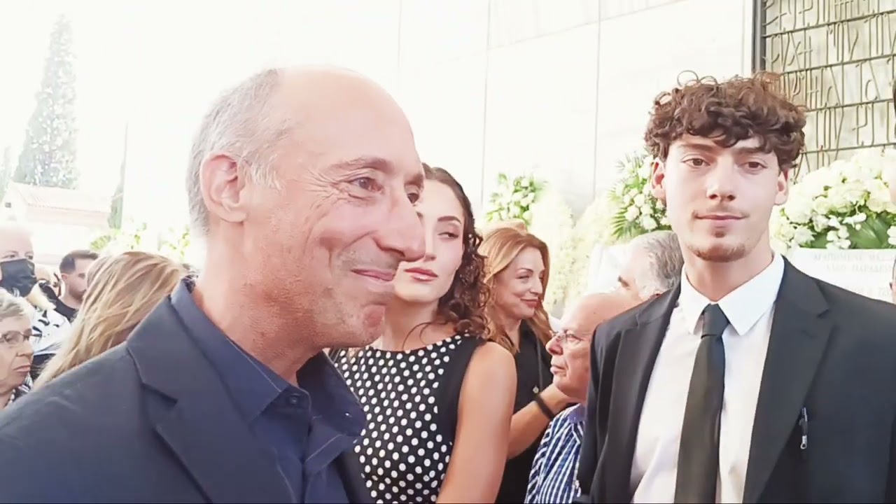 κηδεία Μίμης Πλέσσας πλήθος κόσμου στο τελευταίο χειροκρότημα 9 .10 2025 χωρίς μοντάζ