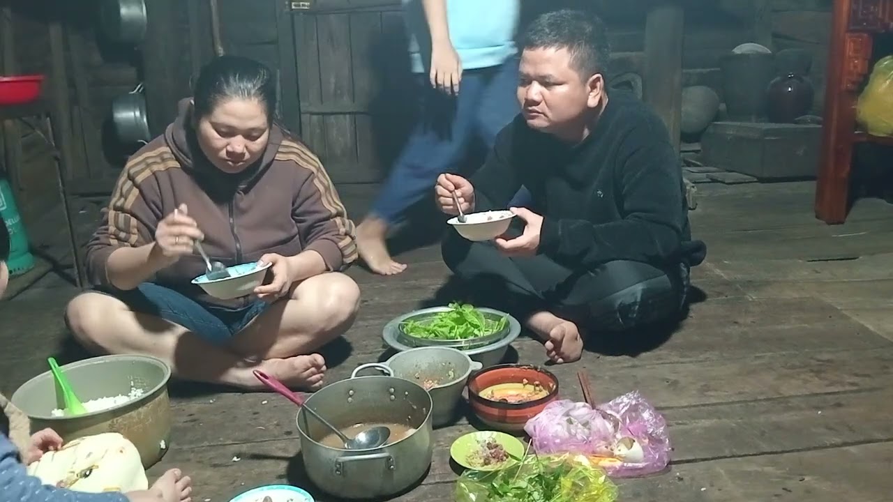 Cơm tối món trứng vịt lộn 