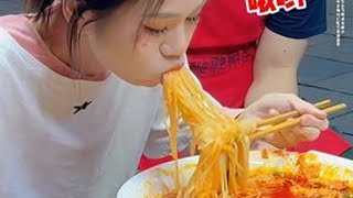浙江美女这嗦粉速度简直神了！说她一流那都是谦虚，连八戒都得自 愧不如！这也太厉害啦！#螺蛳粉 #本地美食