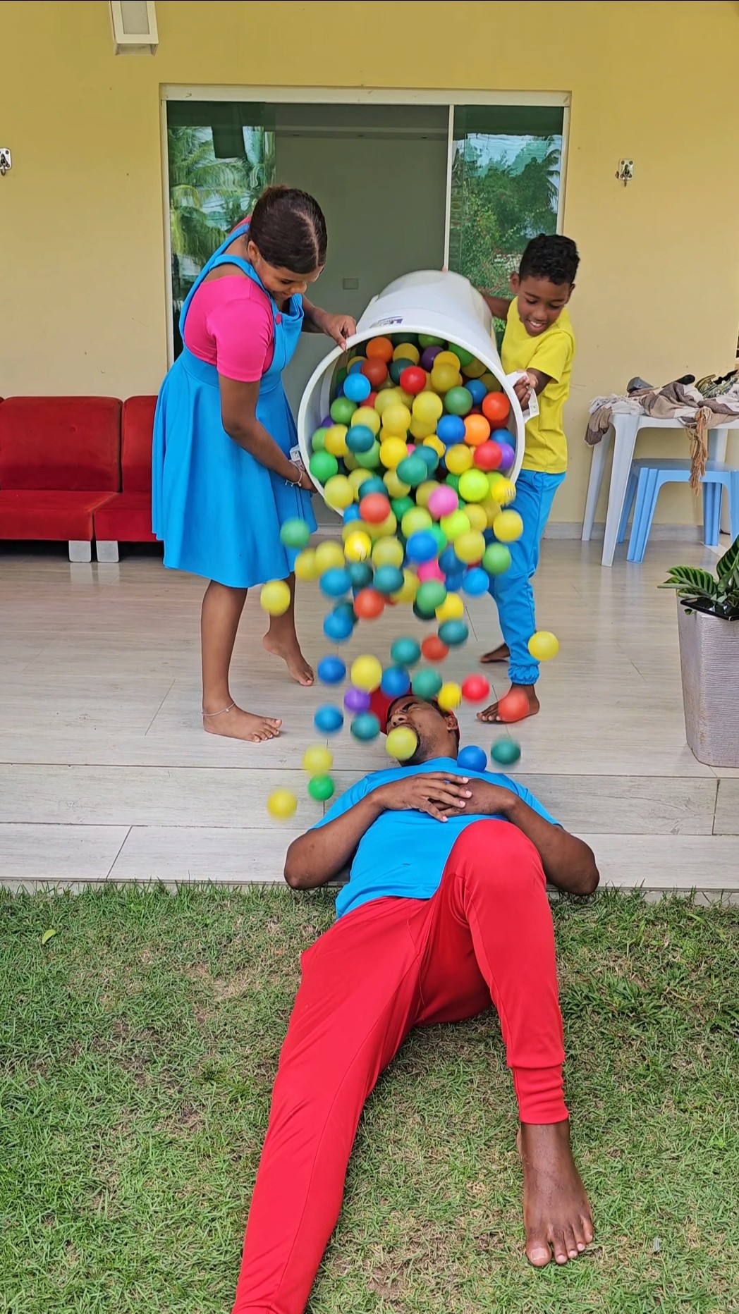 Cocomelon balls ??? #funny #cocomelon #colors #funnymoments #funnyvideo