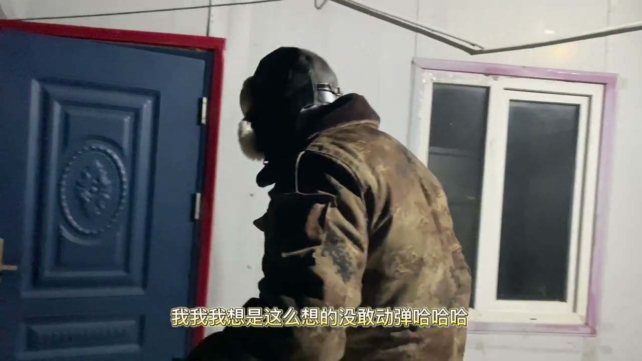 东北农村防止野兽在来 把鸡放到别墅里 一个没抓住跑上山了 哈哈