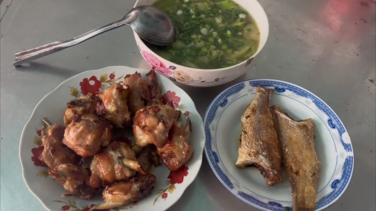 Canh gà chiên nước mắm khô đu chiên canh mướp 