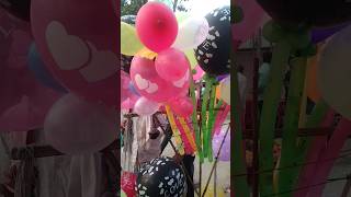 The toy seller is selling balloons made like apples by inflating balloons balloon_showballoonshop