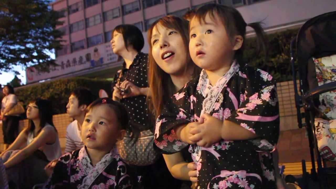 青森ねぶた祭り13を観覧する三姉妹 Aomori Nebuta Festival 13 Youtube