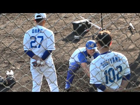 大野奨太コーチとのマンツーマン練習で悶絶する石橋康太（2023年10月10日）