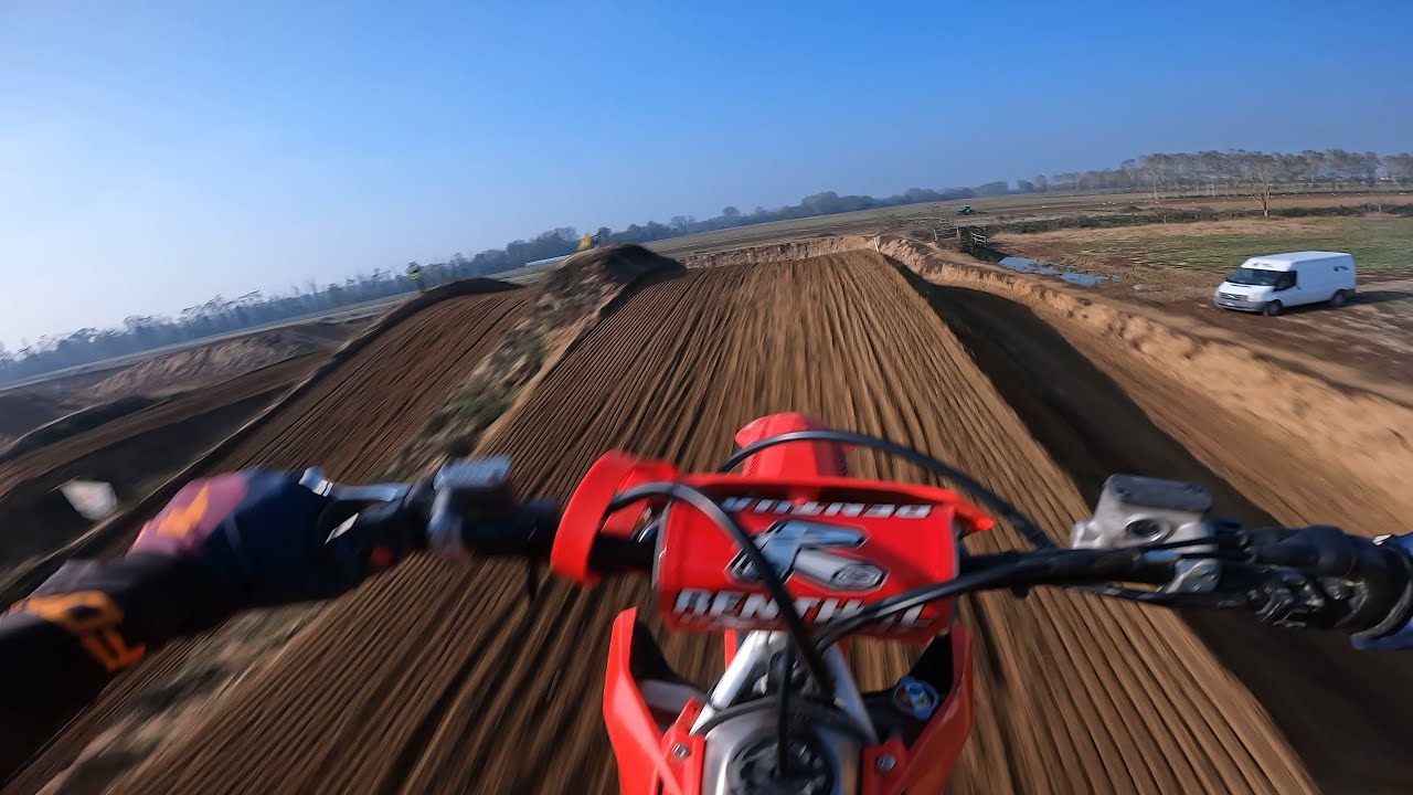 Adrenalina Pura: Salti Giganti nella Pista di Max Land!