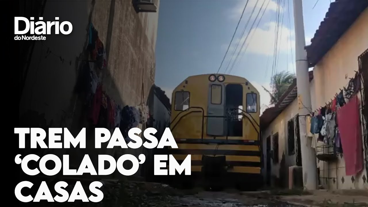 Trem de carga passa bem próximo a casas em Fortaleza