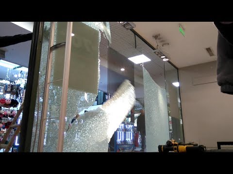 Видео: Как извитото стъкло променя облика на сграда