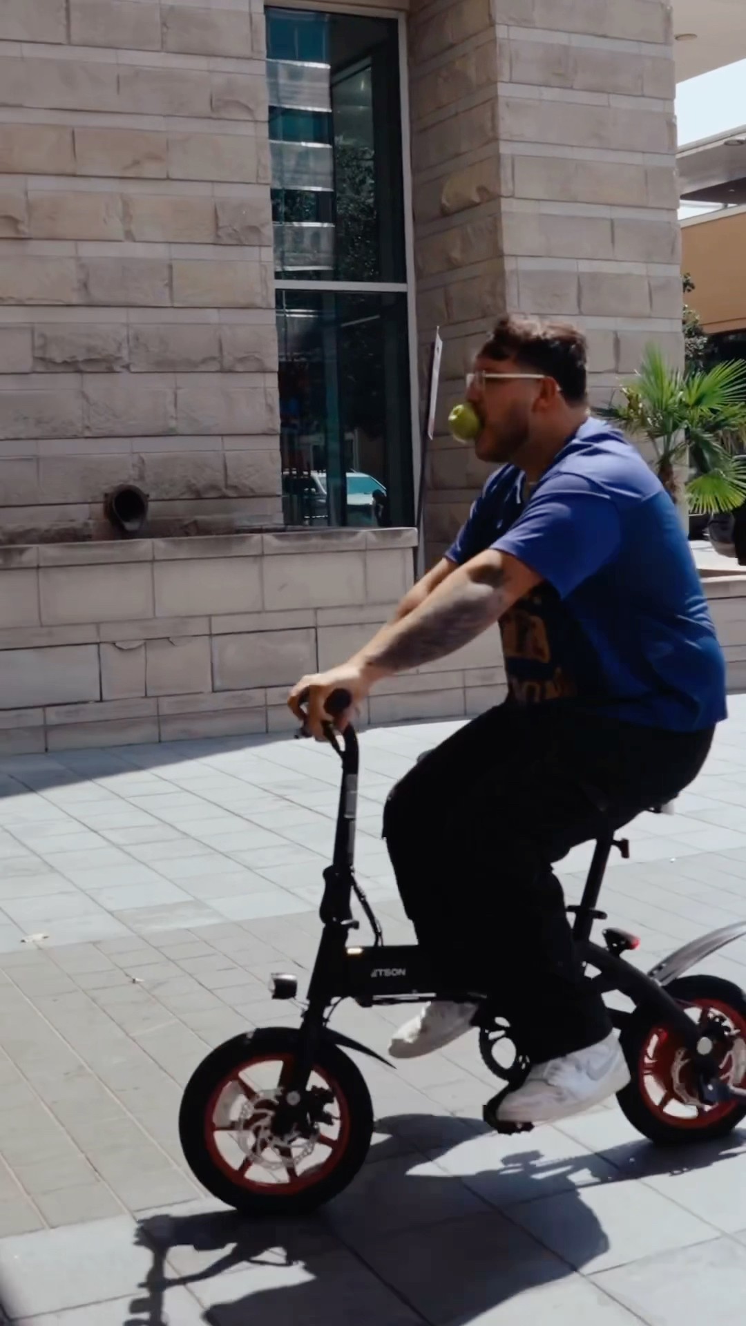 Por ti llego en scooter y con manzana chiquita #shorts