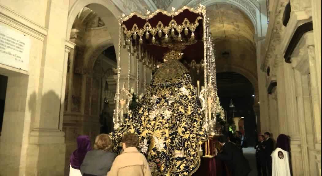 Hermandad de la Sangre y del Buen Suceso a su paso por la Santa Iglesia Catedral de Córdoba