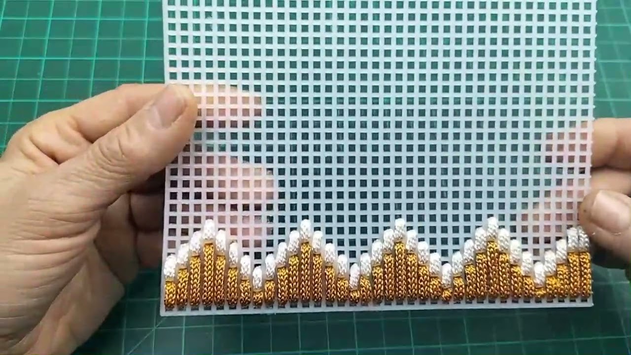 Добавление зигзагообразного стежка придает пластиковой кунафе нежность.