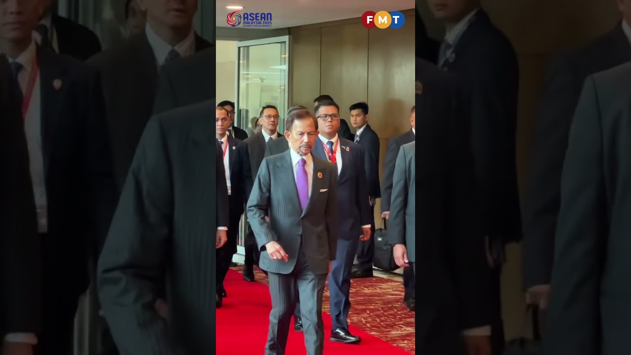 Sultan of Brunei spotted at the 47th ASEAN Summit