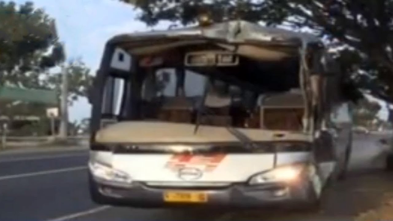 Sebuah Bus Ringsek Setelah Menabrak Truk  Di Depannya YouTube