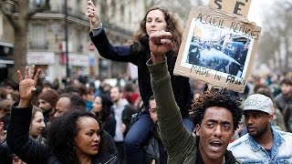 Paris'te polis şiddetine karşı protesto eylemi Resimi