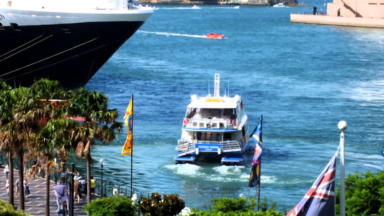 Queen Elizabeth and Manly fast ferry Ocean Wave 21-2-2016 - YouTube