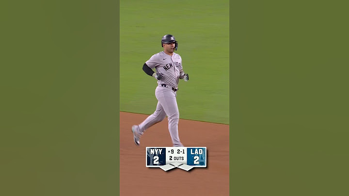 Fan interference at the World Series 😳 #mlb #baseball #Dodgers #yankees