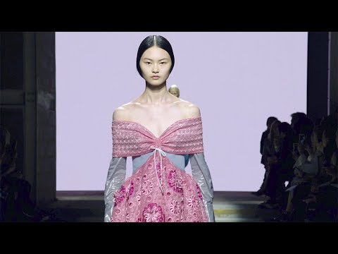 Video: Minggu Fesyen London: Mary Katrantzou. Musim Bunga-musim Panas,