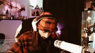 Fuat İzgi Kendisine Çok Benzeyen Heykeli Gösteriyor