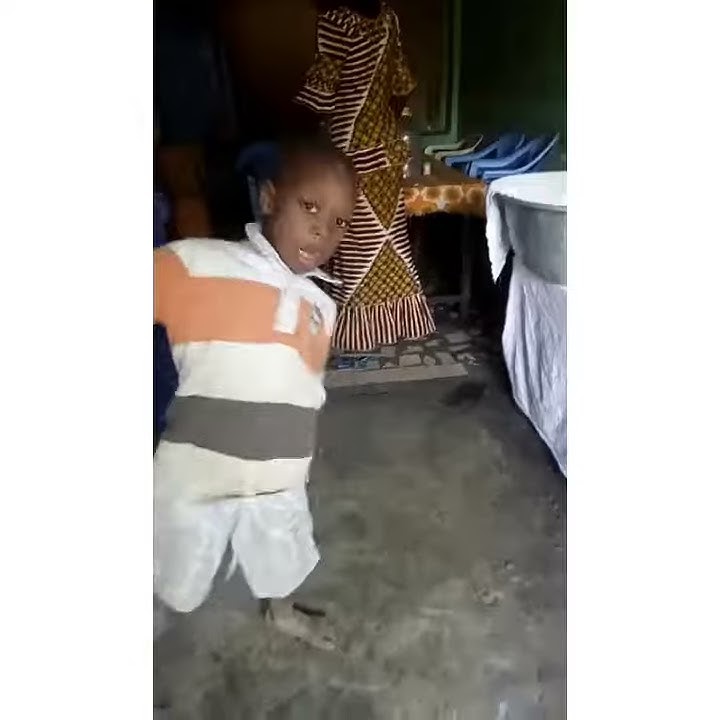 Kasihan!!!! Anak ini menumpahkan makanan saat salto