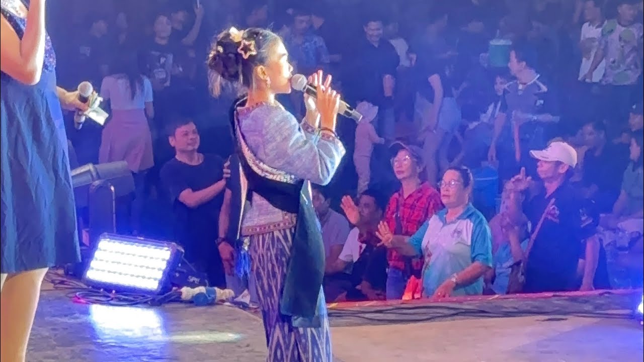 น้องธิดาลาวรับเชิญบนเวทีหมอลำอลังการโชว์￼