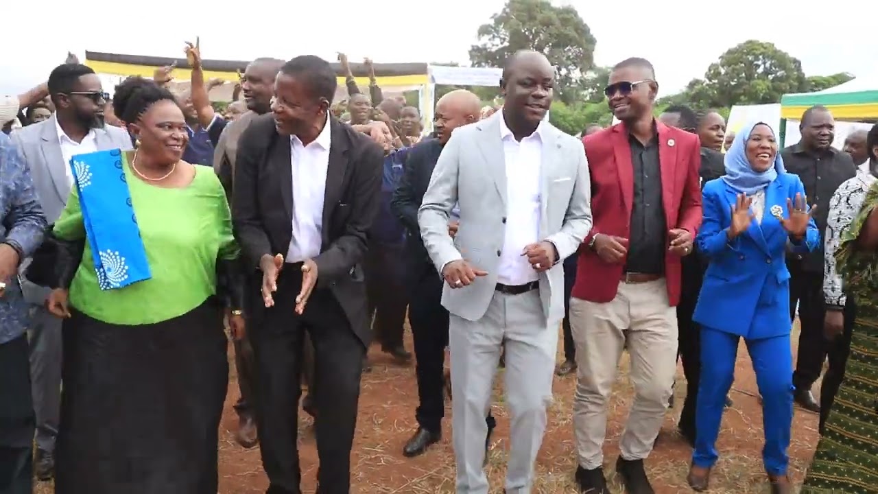 KWAYA YA MORUWASA IKITUMBUIZA KWENYE HAFLA YA UTIAJI SAINI MKATABA WA UJENZI WA MTAMBO MPYA MAFIGA