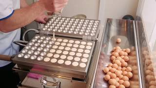 ベビーカステラ専門店東京下北沢の青いレンガのベビーカステラはこんな感じで焼いています。焼きたてのベビーカステラの生クリームフォンデュ・生チョコフォンデュなどスイーツベビーカステラもよかったらどうぞ。