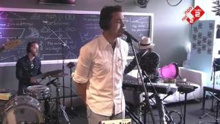 Video thumbnail of "Douwe Bob - How lucky we are (Live @ NPO Radio 2 2016)"