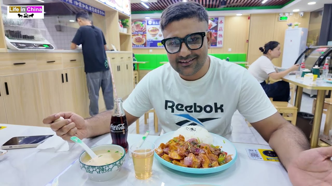 Shenzhen Food is AMAZING 🤩 │ Trying Authentic and Local Muslim Cuisine │ CHINA
