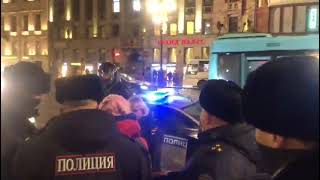 🤦‍♂️В Петербурге на антивоенном митинге под песню «Россия, моя Россия» задерживают женщину ребенком