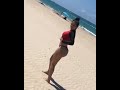 CHICAS HERMOSAS 95 - DISFRUTANDO DE LA ARENA Y EL SOL EN LA PLAYA