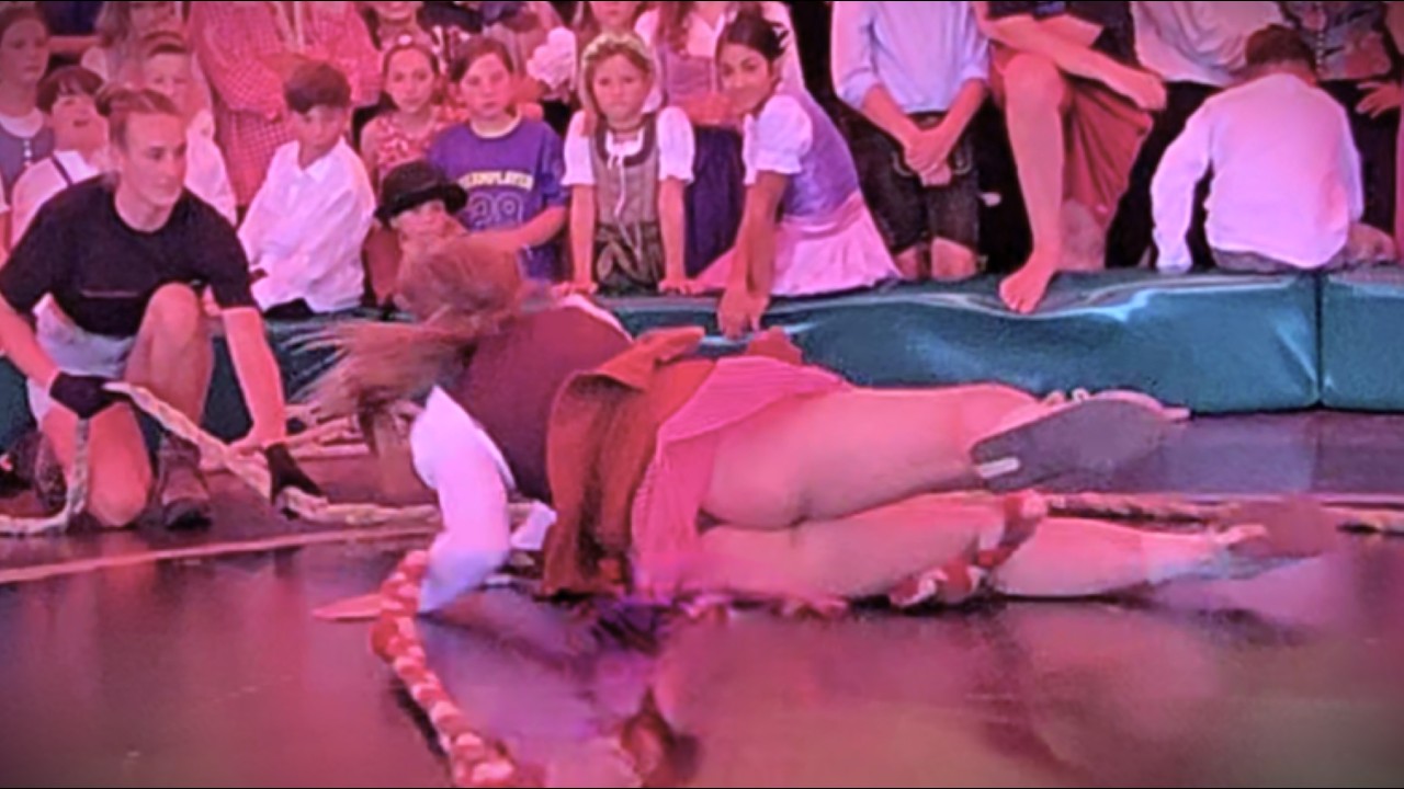 Молодые девушки крутятся, скользят и смеются на колесе дьявола! 🎡😂