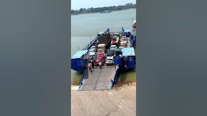 The eldest sister leads the child to get on the boat to cross the Yangtze River. Live shots. Ferry - DayDayNews