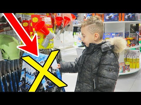 Alex Alege Cadou la Magazin de Jucarii Pentru Zi de Nastere