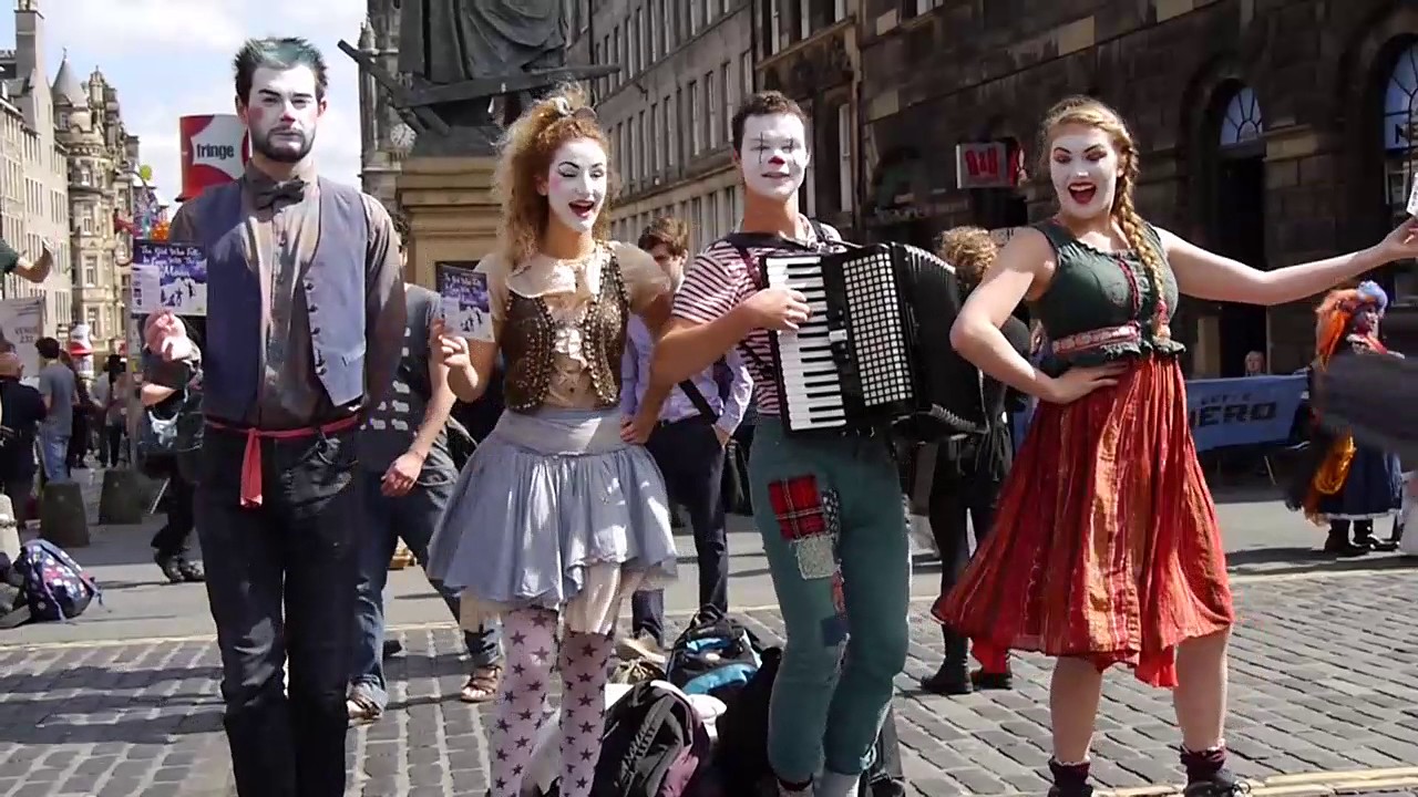 Street Theatre on Royal Mile during Edinburgh Festival Fringe in 2015