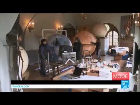 Extrait du reportage de France 24 sur les globes terrestres Malteran, entreprise soutenue par l'association Faber Lambert. Avec Laetitia Harder, calligraphe : http://calligraphies-metisses.fr Reportage dans son intégralité visible à cette adresse : http://www.france24.com/fr/20150424FR-MODE-MEDIATVPRESSE-DES-ARTISANS-DEVORES-PAR-LEUR-PASSION-Faber-Lambert%20