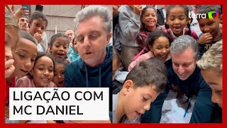 Luciano Huck faz surpresa para crianças em abrigo no RS