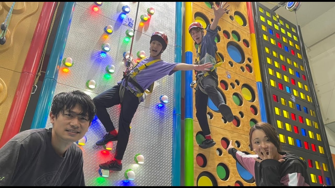 Поднимитесь по разноцветным стенам.Также есть игра с наказанием.