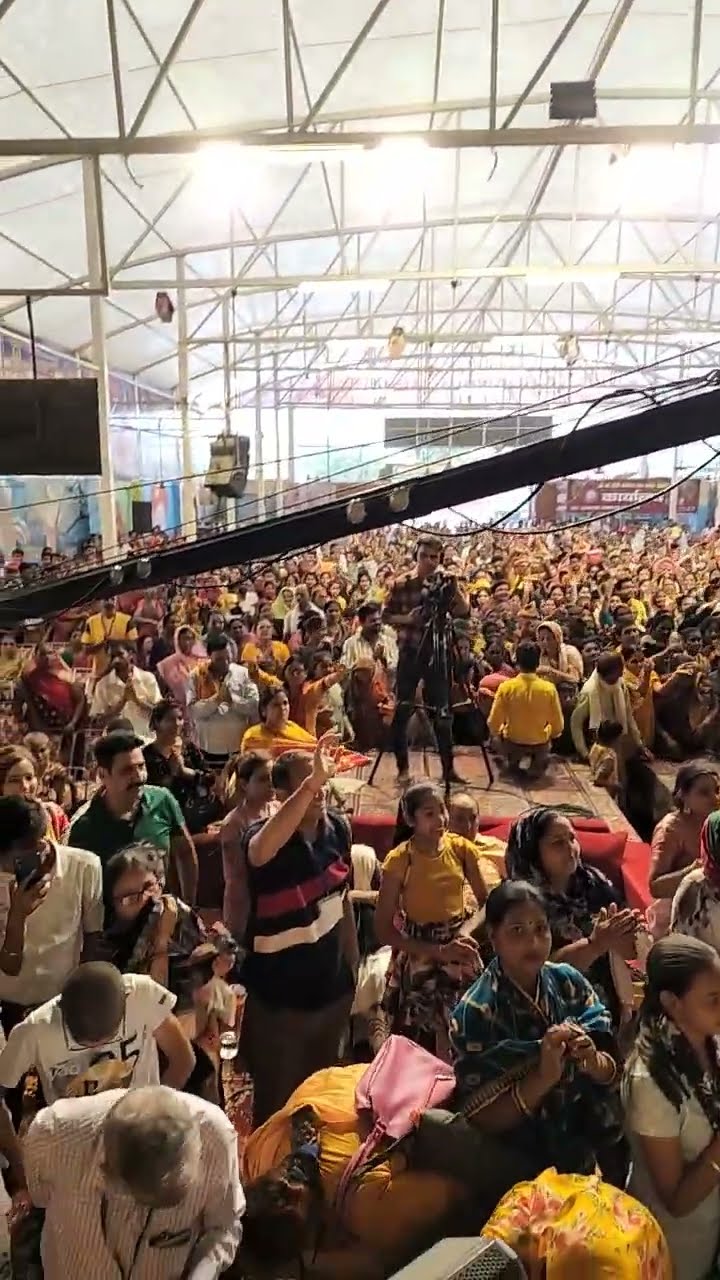 महाराज जी बधाई लुटाते हुए ?