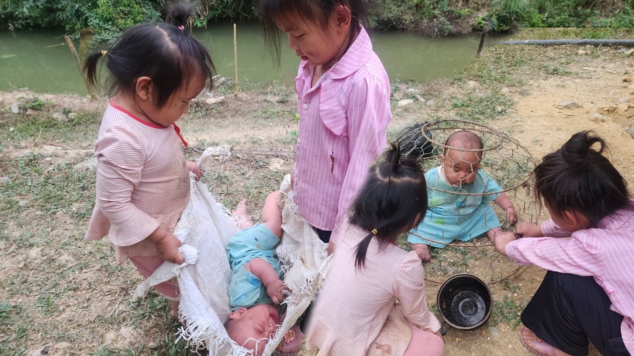 single mother goes to get bananas and the little girl tortures her two children single mother