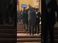 عصام كاريكا يصل عزاء أحمد عدوية لأداء الواجب لابنه محمد