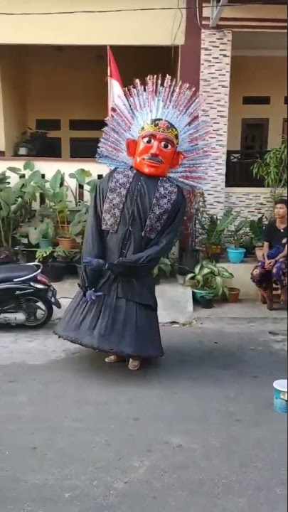 ondel ondel betawi ngamen di jalan
