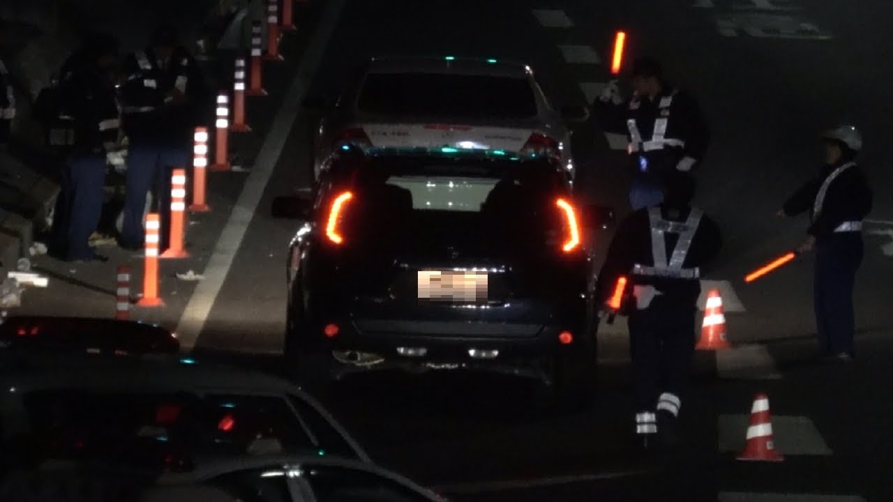 神出鬼没 夜のネズミ捕りに気付かずスピードを出し過ぎてしまったスピード違反車を速度超過で取り締まる瞬間 Youtube