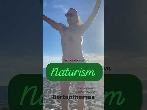 Chiquita ABBA dance moves at Naturist Beach’ met blije nudist Bert van Bert en Thomas!
