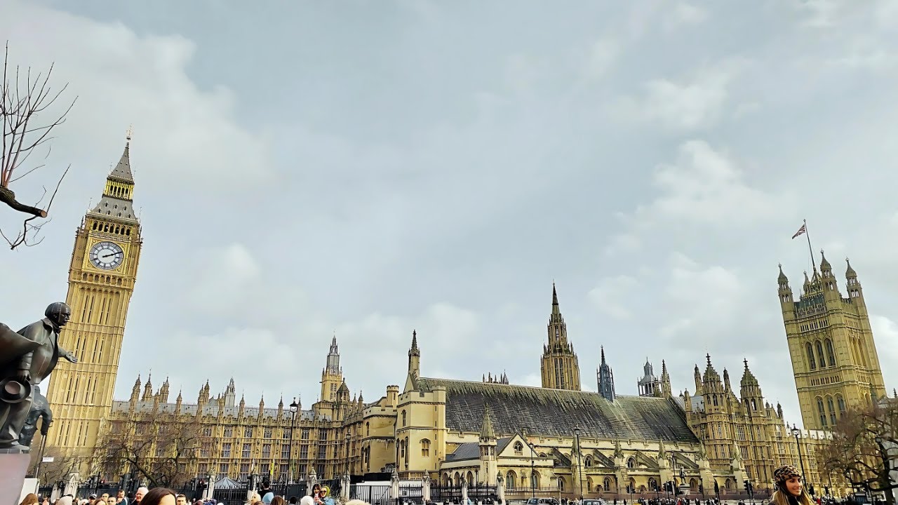 Relaxing At Parliament Square London | Big Ben