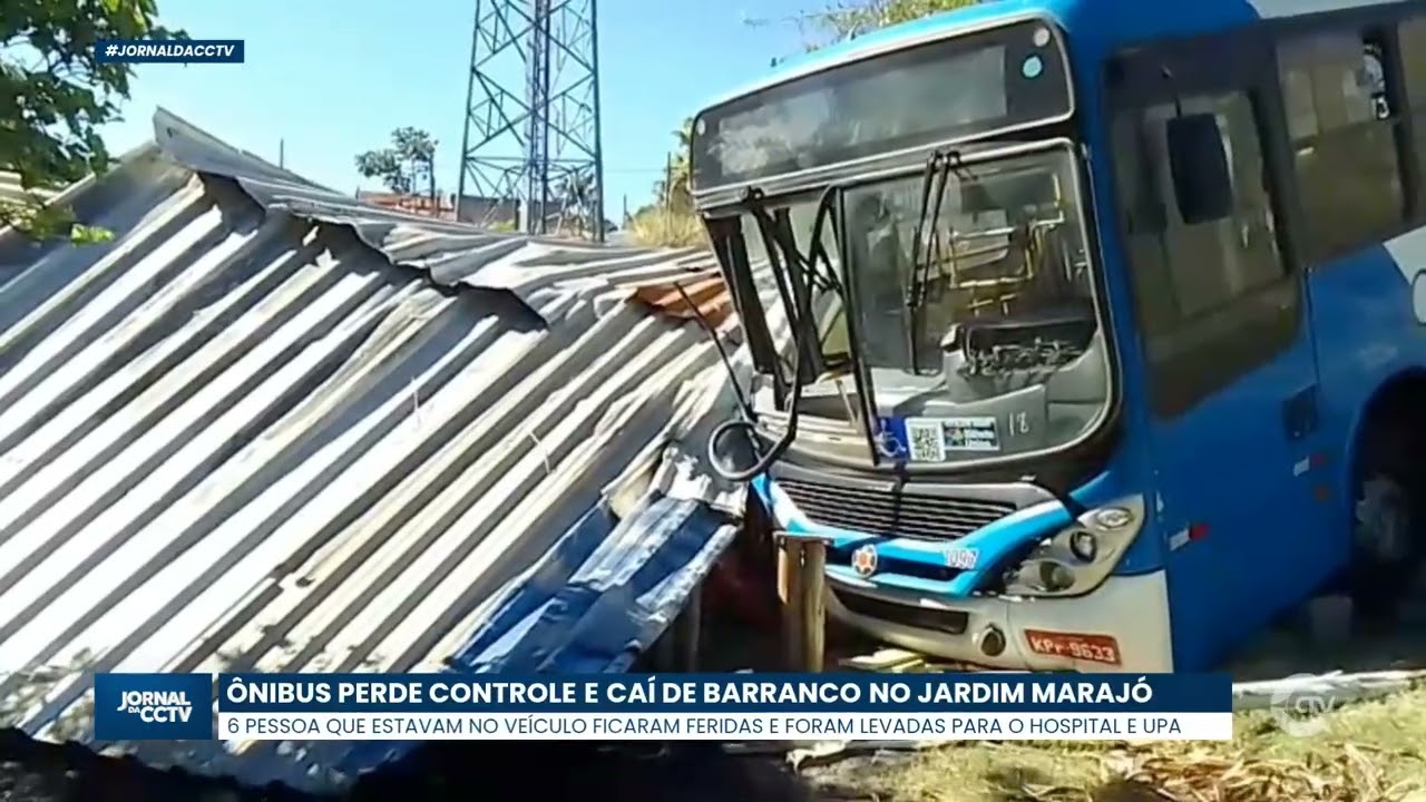 Ônibus perde controle e caí de barranco no Jardim Marajó 